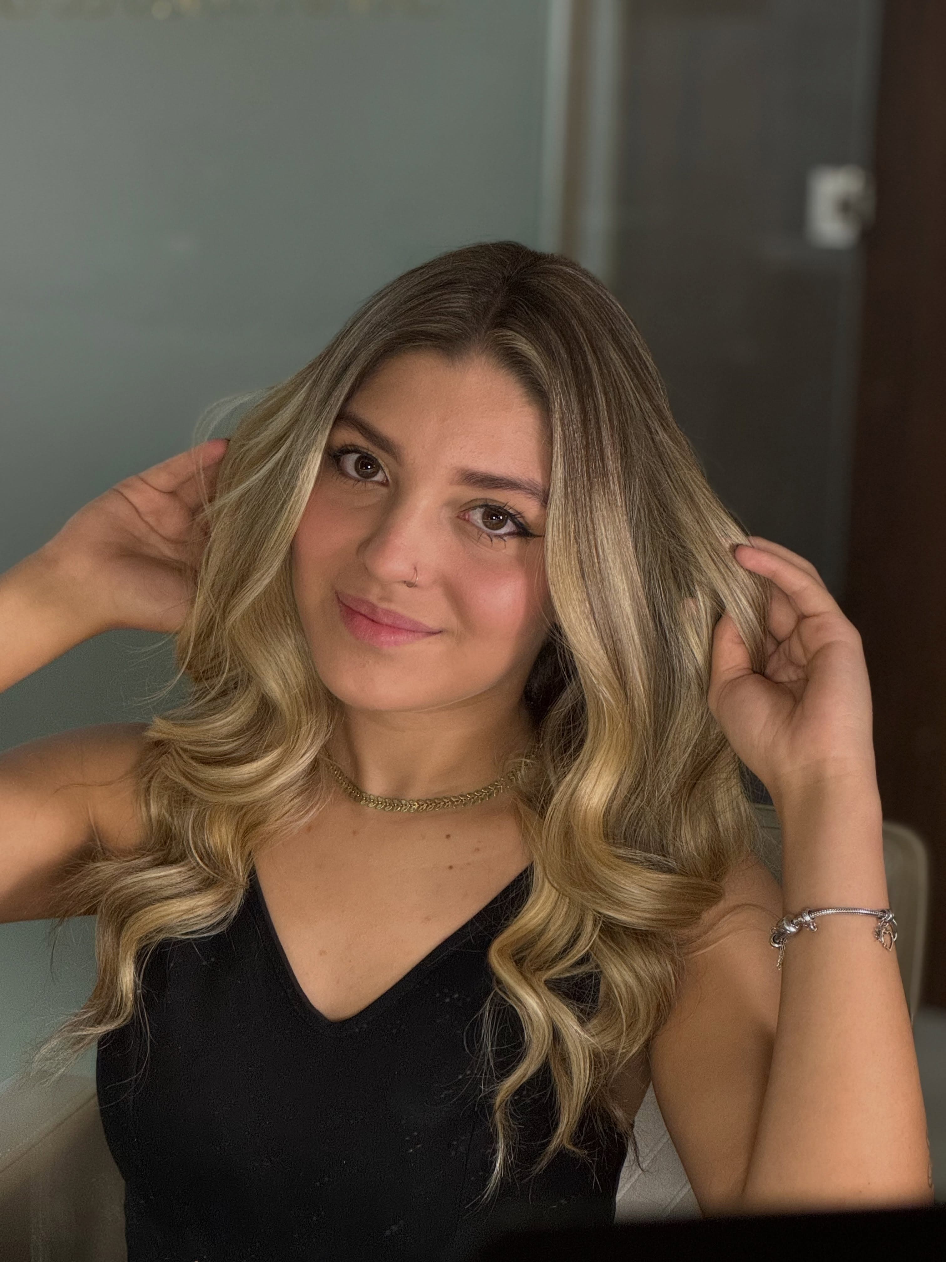 Mulher com cabelos loiros ondulados