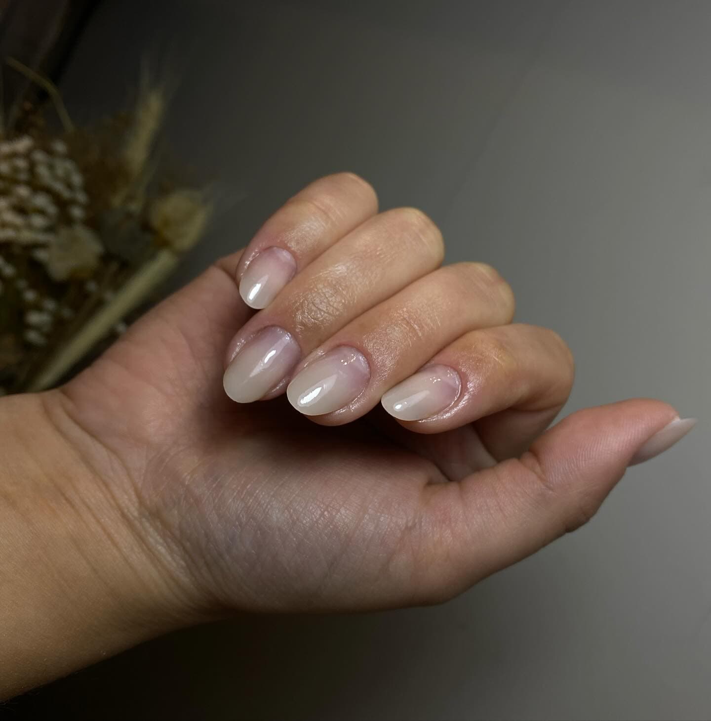 Unhas em gel com acabamento natural