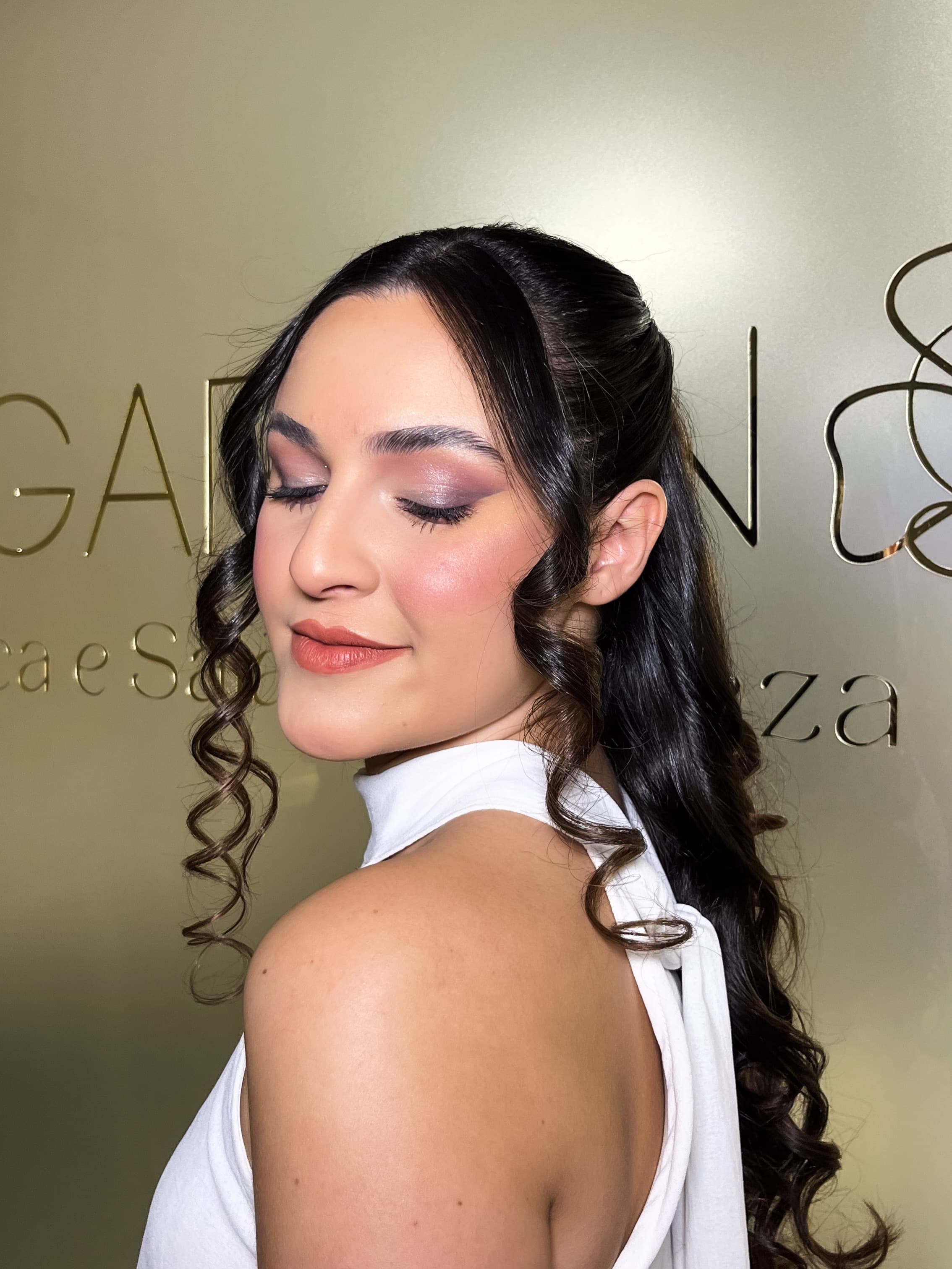 Maquiagem profissional para realçar a beleza