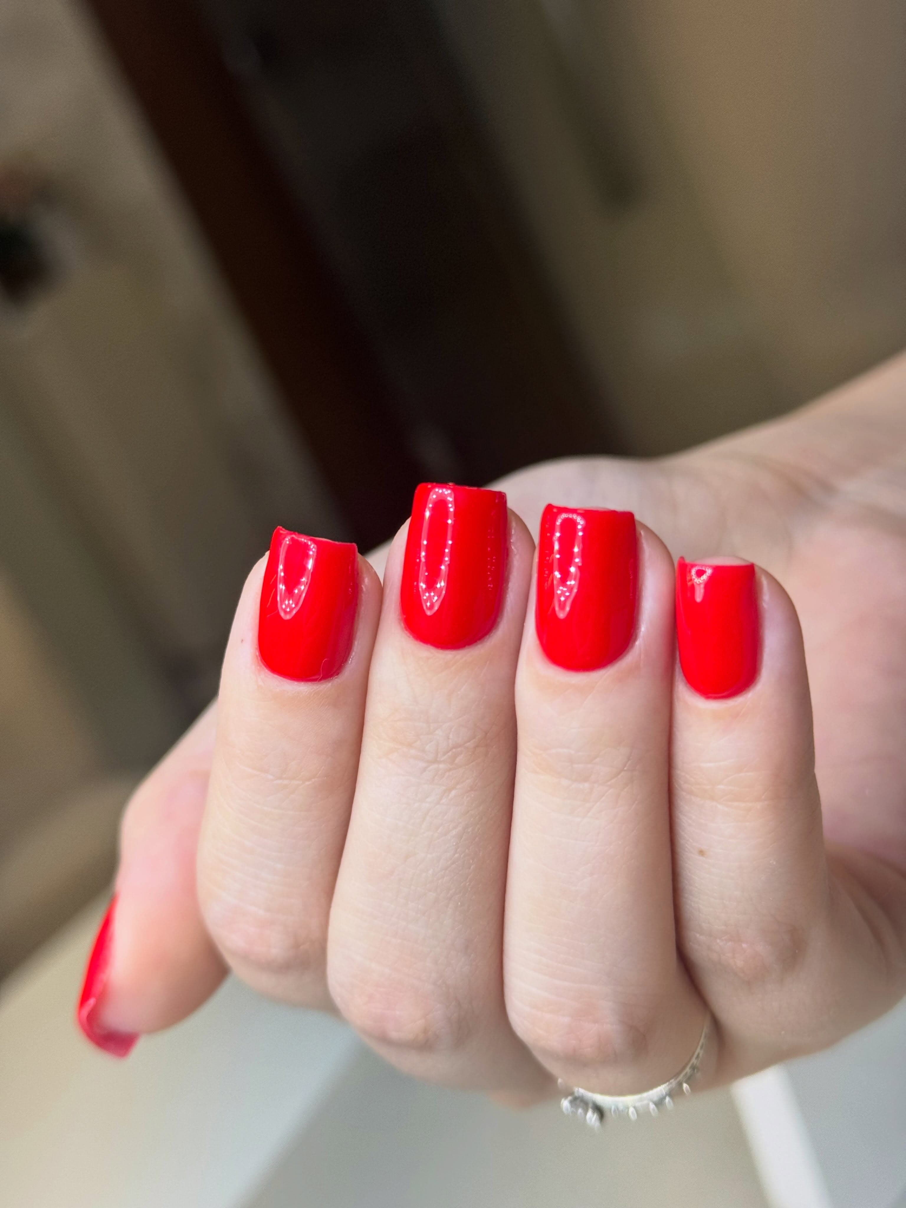 Mão com unhas amêndoa em esmalte champagne perolado